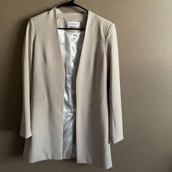 Calvin Klein Cream/tan open front Collarless “silkie” blazer - Picture 3 of 7
